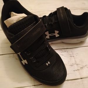 Kids Under Armour Black Sneakers (Boys Size 13.5)